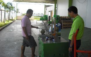 เครื่องผ่า-สกัดมะพร้าวสดแบบไฟฟ้า คุณสนิท